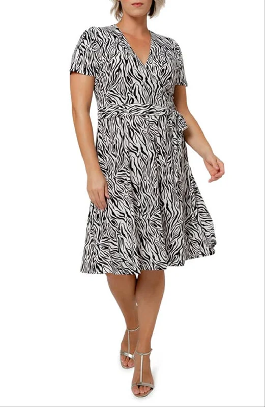 Leota Women's Perfect Wrap Midi Dress Black Size 3X Elegant Puff Sleeve Midi Dress